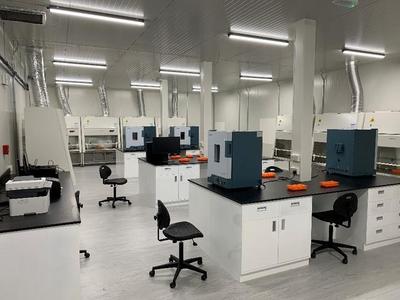 強(qiáng)強(qiáng)聯(lián)合，科技抗疫新里程 G42與華大集團(tuán)共建全球首個國際“火眼”實(shí)驗(yàn)室